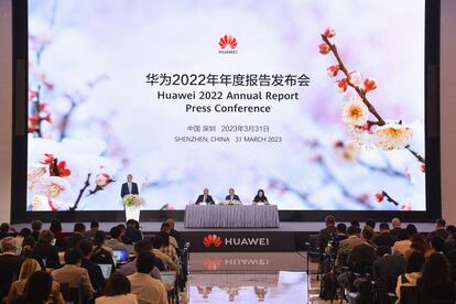 Huawei presenta resultados anuales de 2022 en Shenzhen, este viernes.