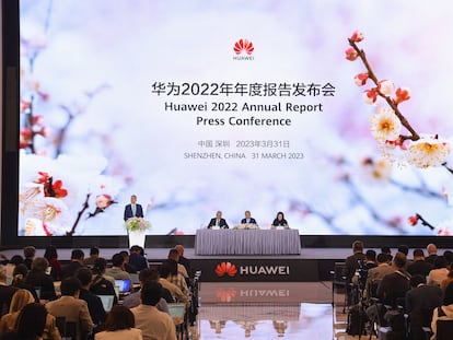 Huawei presenta resultados anuales de 2022 en Shenzhen, este viernes.