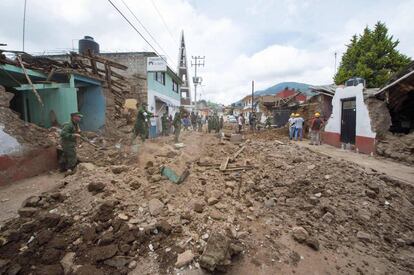 Casas da&ntilde;adas en Joquicingo, M&eacute;xico, tras el terremoto de esta semana.