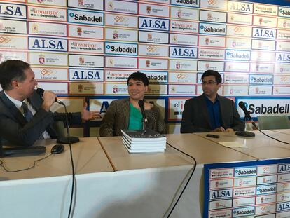 Los dos jugadores junto a Miguel Illescas, en la conferencia de prensa tras el duelo