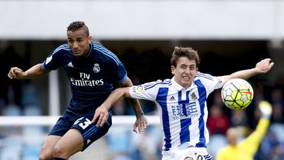  El delantero de la Real Sociedad Mikel Oyarzábal (d) pelea un balón con el defensa brasileño del Real Madrid, Danilo da Silva.