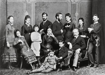 Fotografía de la familia de Jacob Freud tomada en 1876. De pie, a la izquierda, el joven Sigmund, y sentada, a la izquierda, la pequeña Adolphine.
