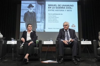 Coloquio sobre el libro 'En el torbellino. Unamuno y la Guerra Civil', en el Instituto Cervantes. De izquierda a derecha, Colette Rabaté y Jean-Claude Rabaté, sus autores.