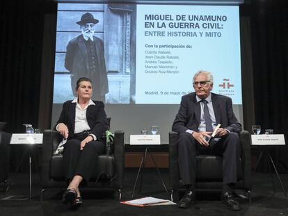 Coloquio sobre el libro 'En el torbellino. Unamuno y la Guerra Civil', en el Instituto Cervantes. De izquierda a derecha, Colette Rabaté y Jean-Claude Rabaté, sus autores.