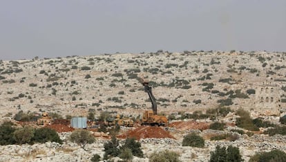 Vehículos blindados del Ejército turco este martes en el área de Darret Ezza, en la provincia de Alepo cerca de la frontera con Turquía.