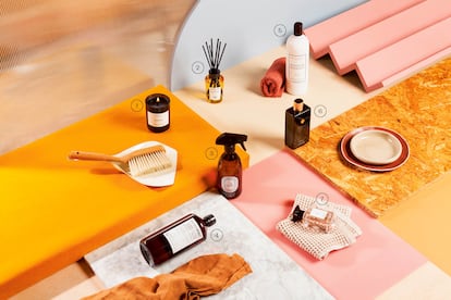 1. Vela Woods, de Byredo. De aroma sombrío y amaderado. 65 euros (240 gramos), en Abanuc.com. 2. Difusor Insieme, de Acqua di Parma. Con varillas de ratán natural. 74 euros. 3. Limpiador multisuperficies con vinagre de Diptyque. Higieniza e irradia una peculiar fragancia, con notas de higuera, lavanda y cedro, desarrollada por el reconocido nariz Olivier Pescheux. 35 euros (500 ml). 4. Agua de planchado Nº 068, de L:A Bruket. Para pulverizar mientras se plancha. 36 euros, en Isolée. 5. Signature Detergent, de The Laundress. Fórmula concentrada con ingredientes naturales que cuida los tejidos delicados. 32 euros, en jcApotecari. 6. Lavavajillas líquido Precious Amber, de Rituals. Un jabón que limpia los platos sin ser agresivo con las manos. 7,90 euros. 7. Fragancia para sábanas Eau de Lit, de Guerlain. Con el sedoso aroma del almizcle. 150 euros.