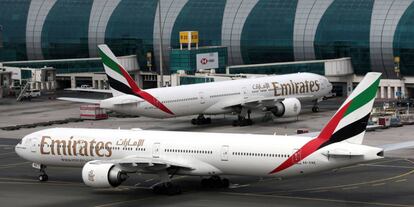 Aviones B777-300 de Emirates en el aeropuerto internacional de Dubai.