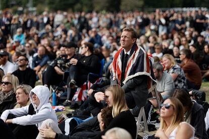 Un grupo de gente se congrega en Hyde Park para ver en directo el funeral de la reina Isabel II. 