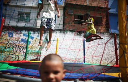 Los niños saltan en un trampolín en una favela controlada por la Unidad de Policía Pacificadora (UPP) en Río de Janeiro (Brasil), 9 de noviembre de 2013.