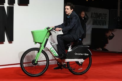 A la alfombra roja en bicicleta. Chalamet es conocido por ser un actor que se entrega durante las presentaciones y actos promocionales. Espontáneo y seductor, derrocha todo su encanto frente a las cámaras. En Londres decidió saltarse el habitual protocolo de las alfombras rojas llegando en bicicleta eléctrica de alquiler. Paró su bicicleta delante del cartel principal donde aparcó su bicicleta. Delante de los fotógrafos sacó su teléfono móvil y dio por finalizado su viaje en la aplicación de la compañía de bicicletas de alquiler. Uno de los momentos virales de la gira del 'biopic' de Dylan que acabó en multa, ya que el actor no había estacionado la bici en el lugar adecuado.
