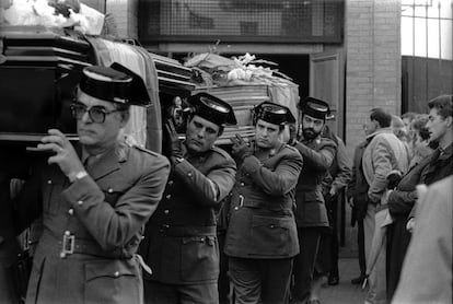 Los féretros de las víctimas, cubiertos por banderas de España, fueron sacados a hombros de familiares, guardias civiles y policías nacionales del edificio del Gobierno Civil de Zaragoza donde se instaló la capilla ardiente.