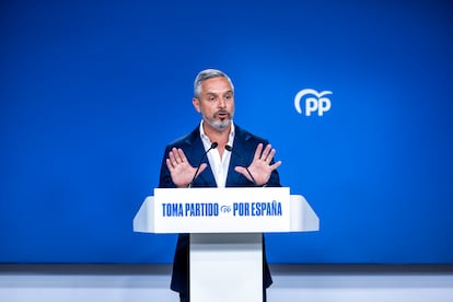 El vicesecretario de Hacienda, Vivienda e Infraestructuras del PP, Juan Bravo, en rueda de prensa este lunes en la sede del Partido Popular en Madrid.