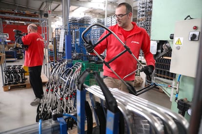 Un trabajador de Rolser en la cadena de montaje de la fábrica.