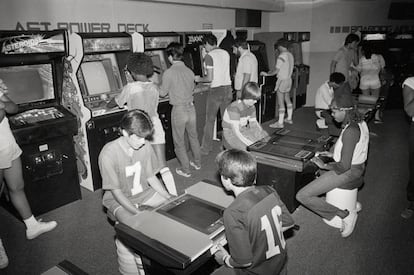 Encuentro de videojuegos en Hollywood el 7 de noviembre de 1982. El pie de foto original de la imagen en Getty Images dice: "Mientras antes los niños iban a los cines o escuchaban discos, ahora están llenando los negocios de videojuegos. Las industrias del cine y la grabación ven cómo el mercado de los videojuegos estalla, engullendo el dinero de los clientes de la misma manera que el voraz Pac-Man engulle los circulitos de la pantalla. Para contrarrestar la tendencia, tres de los mejores estudios de cine han entrado en el negocio de los videojuegos en el mismo día, y hay más al caer". |