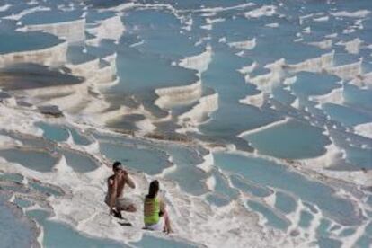 Turistas en las terrazas de Pamukkale, en Turquía.