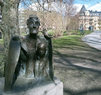 Escultura de Astrid Lindgren en el parque Tegnérlunden de Estocolmo, donde arranca su novela 'Mío, mi querido mio'.