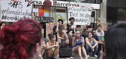 Manifestantes anta la Bolsa de Barcelona