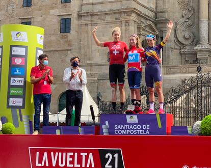 Annemiek van Vleuten, en el centro, en el podio de la Vuelta femenina.