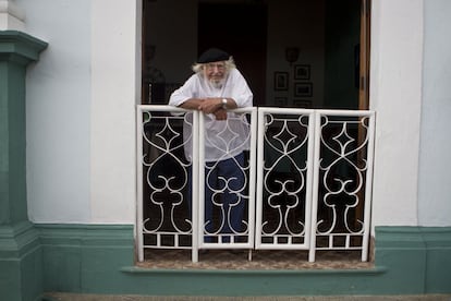 Ernesto Cardenal posa durante la celebración del noveno Festival Internacional de Poesía elaborado en su honor en Granada, Nicaragua, en 2013.