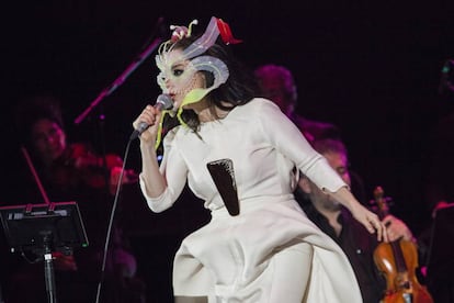 Björk, durant una actuació a Mèxic, al març.