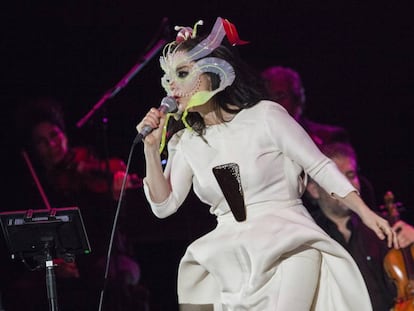 Björk, durant una actuació a Mèxic, al març.