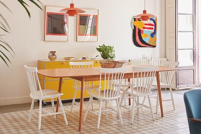 El color manda en su comedor, donde destacan la estantería USM y el tapiz de la artista Karla Caprali.
