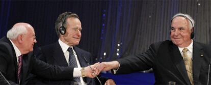 Mijaíl Gorbachov, George Bush y Helmut Kohl, durante la ceremonia de ayer en Berlín.