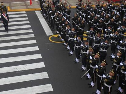Ollanta Humala pasa revista a las tropas en el desfile del Día de la Independencia de Perú en Lima, el 29 de julio.