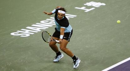 Nadal devuelve la pelota ante Karlovic.