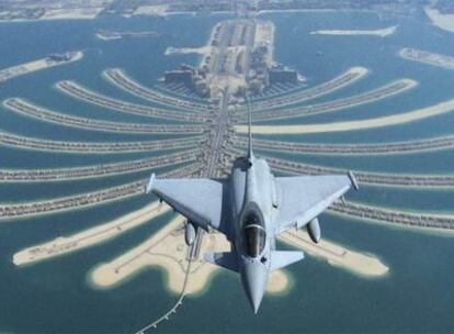 Un avión sobrevuela las islas de Dubai.