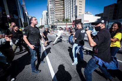 Manifestantes pró e contra Jair Bolsonaro se enfrentam na avenida Paulista neste domingo.