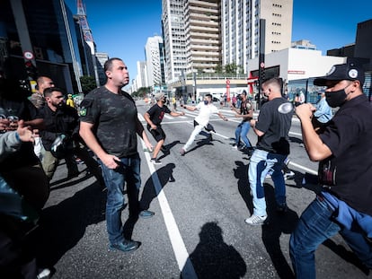 Manifestantes pró e contra Jair Bolsonaro se enfrentam na avenida Paulista neste domingo.