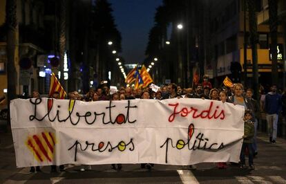 Manifestaci&oacute;n frente al consulado espa&ntilde;ol en Perpi&ntilde;&aacute;n este martes contra el encarcelamiento de Jordi S&aacute;nchez y Jordi Cuixart.