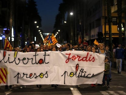 Manifestación frente al consulado español en Perpiñán este martes contra el encarcelamiento de Jordi Sánchez y Jordi Cuixart.