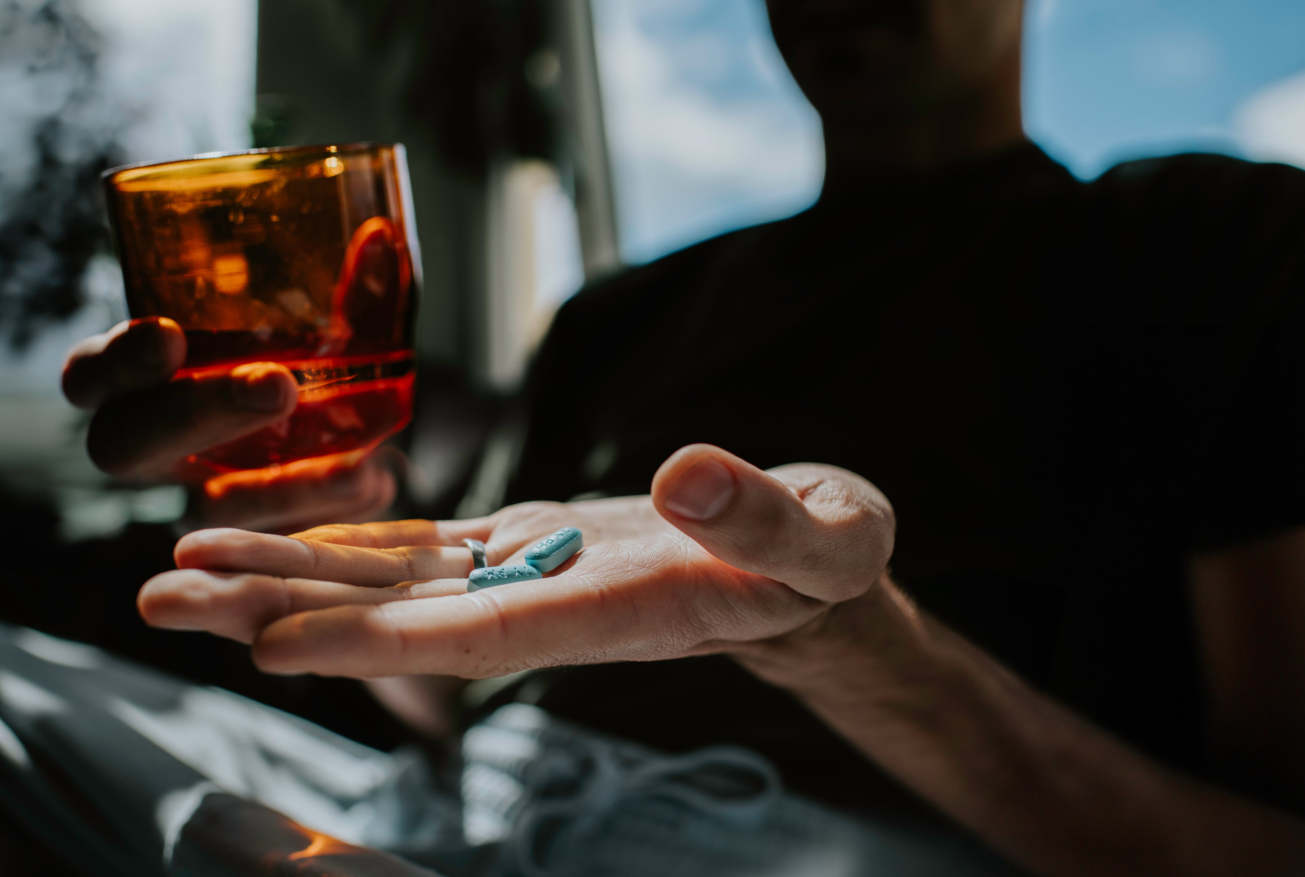 Un hombre toma un medicamento contra el VIH