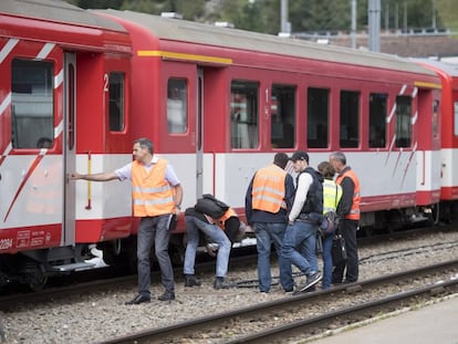 Agentes investigan uno de los trenes siniestrados este lunes en Suiza.