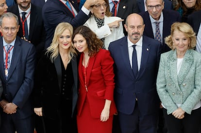 Las expresidentas de la Comunidad de Madrid, Cristina Cifuentes (2i) y Esperanza Aguirre (d) posan junto a la presidenta, Isabel Díaz Ayuso.