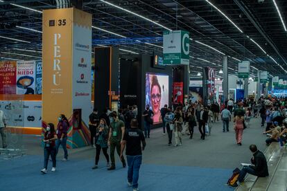 Asistentes a la Feria Internacional del Libro de Guadalajara 2021.