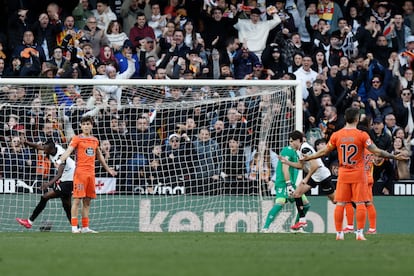 El centrocampista del Valencia Javier Guerra (3d) celebra el segundo gol de su equipo durante el partido ante el Celta de Vigo este domingo.