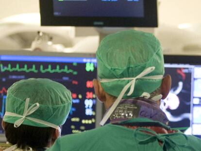 Un grupo de médicos durante una intervención quirúrgica.