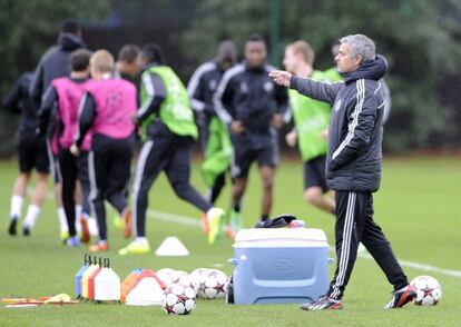 Mourinho da instrucciones a sus jugadores.