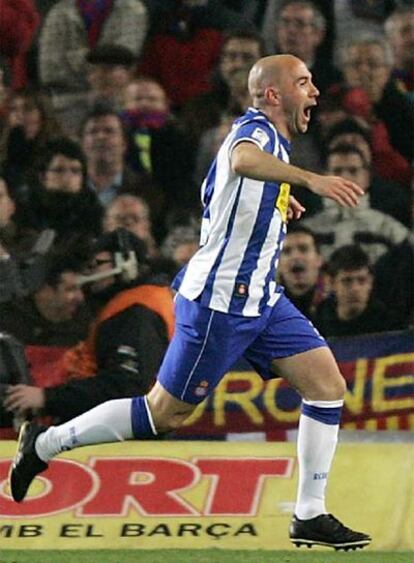 De la Peña celebra el segundo gol en el Camp Nou.