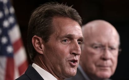 Os senadores Jeff Flake e Patrick Leahy, a favor das viagens a Cuba.