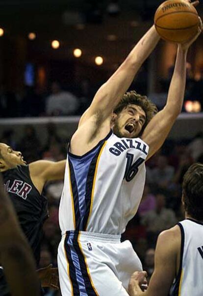 Gasol atrapa un rebote ante el jugador de los Bulls de Chicago Tyson Chandler.