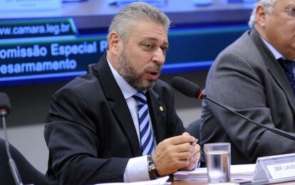 O deputado Laudivio apresenta seu relatório.