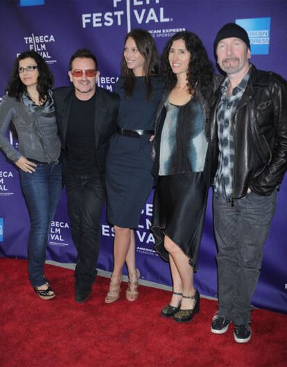 Christie Turlington (en el centro) junto a Bono y The Edge, de U2, en la presentación  en Tribeca del documental <i>No woman no cry.</i>