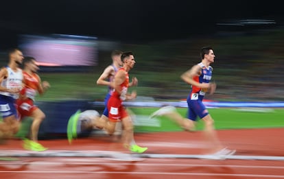 Mario García Romo (segundo por la derecha), durante la carrera.