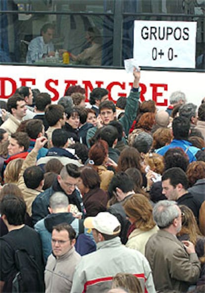 Miles de personas han acudido a donar sangre a las unidades móviles y centros hospitalarios. En la imagen, un centro ambulante en Plaza de Castilla.