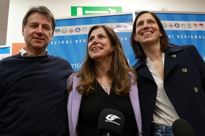 Los líderes del M5S, Giuseppe Conte, y del PD, Elly Schlein (derecha), celebraban la victoria de Alessandra Todde (centro) en las elecciones en Cerdeña, este martes en Cagliari.