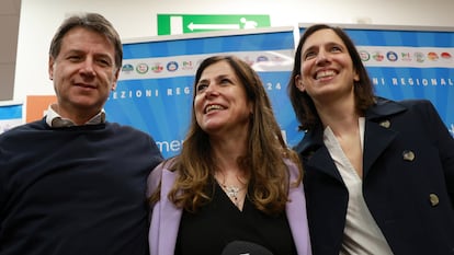 Los líderes del M5S, Giuseppe Conte, y del PD, Elly Schlein (derecha), celebraban la victoria de Alessandra Todde (centro) en las elecciones en Cerdeña, este martes en Cagliari.